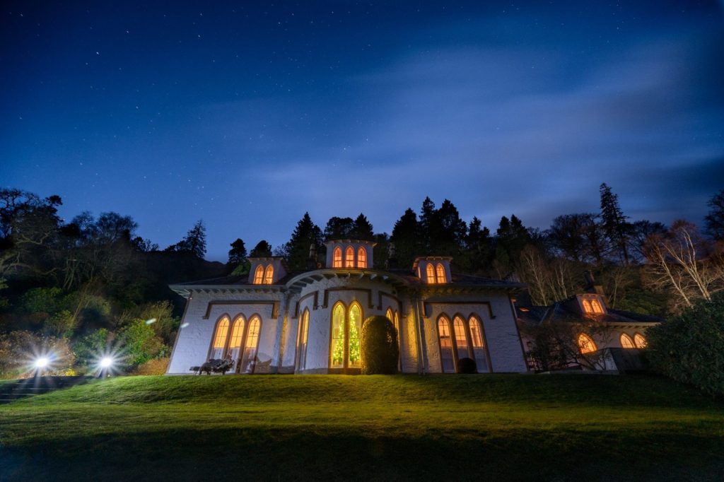 The exteriof or the magnificent Stuckgowan house at night