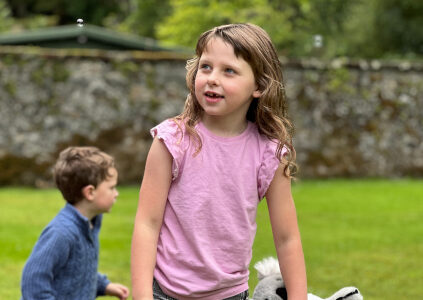 Two children playing in the garden at Stuckdarach